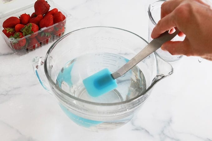 Eau (plus vinaigre sel ou bicarbonate de soude) pour enlever les pesticides des fraises