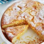 Clafoutis abricots amandes en poudre dans un moule à tarte