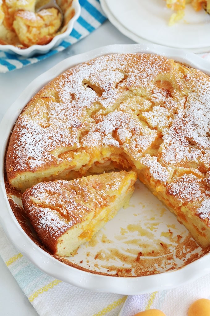 Clafoutis abricots amandes en poudre dans un moule à tarte