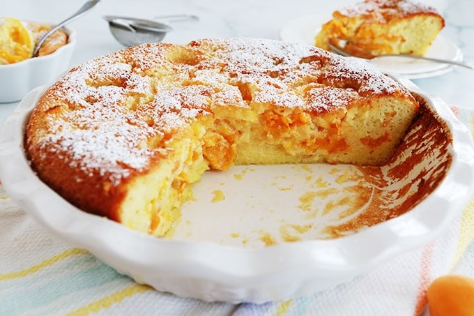 Clafoutis abricots amandes en poudre dans un moule à tarte