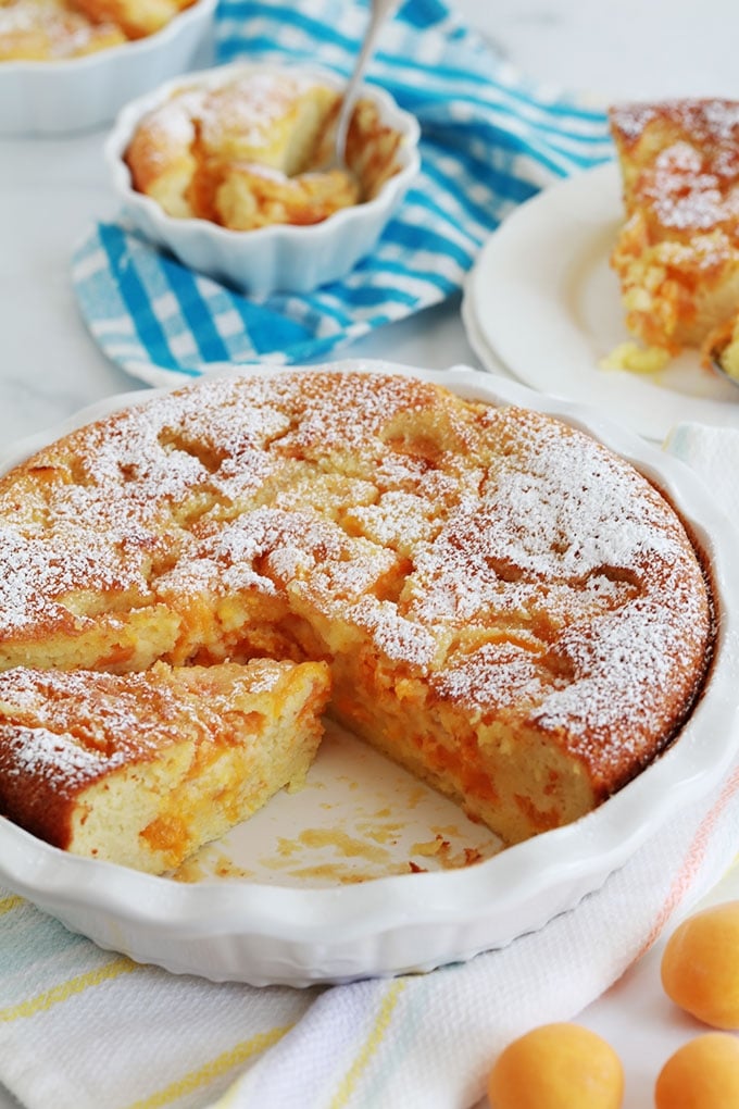 Clafouti abricots amandes en poudre dans un moule à tarte et petits moules à tartelettes