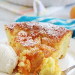 Morceau de clafoutis d'abricot et amande en poudre dans une assiette avec une boule de glace vanille