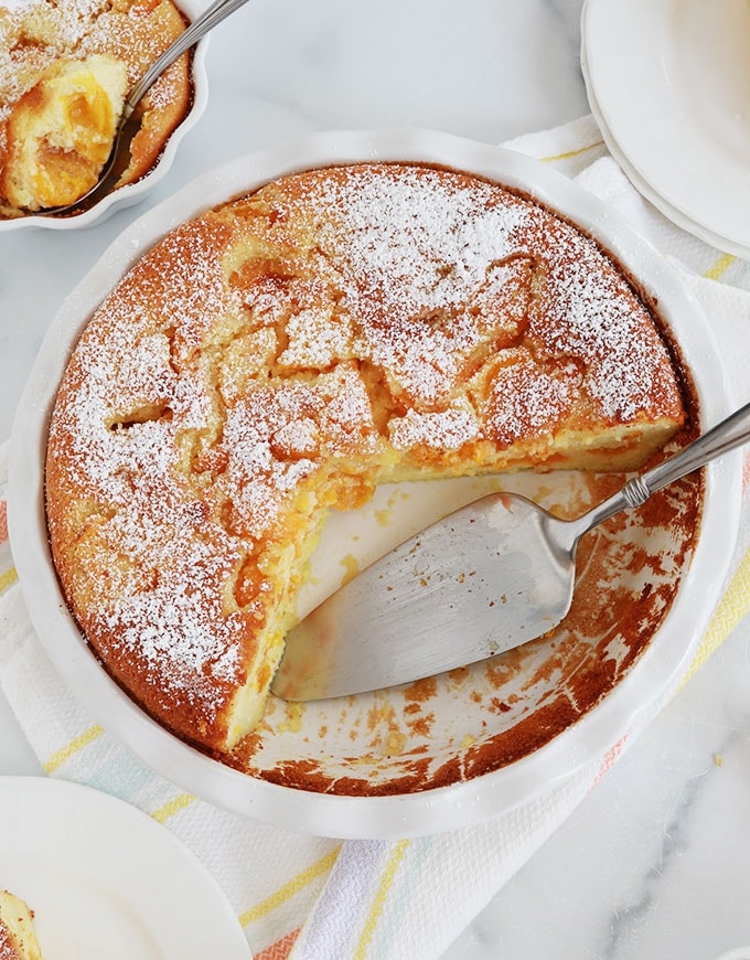 Clafouti abricots amandes en poudre dans un moule à tarte et petits moules à tartelettes