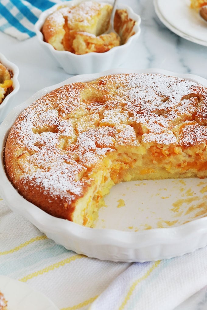 Clafoutis abricots amandes en poudre dans un moule à tarte