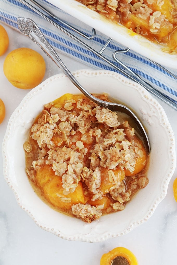 Crumble aux abricots et flocons d'avoine dans un bol