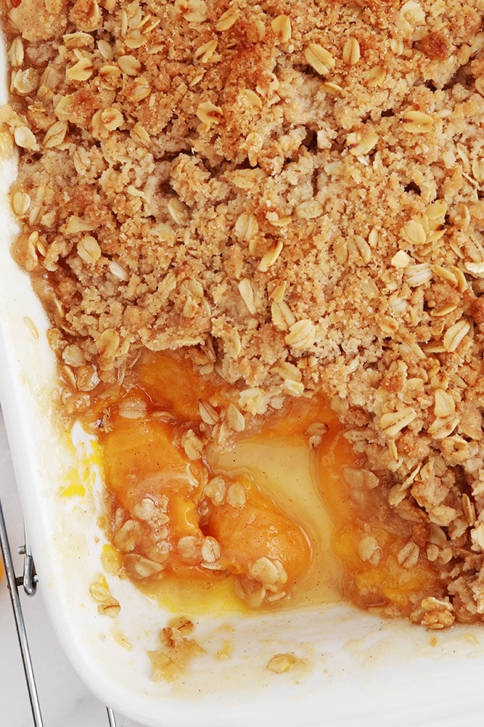 Crumble aux abricots et flocons d'avoine cuit dans un plat à gratin