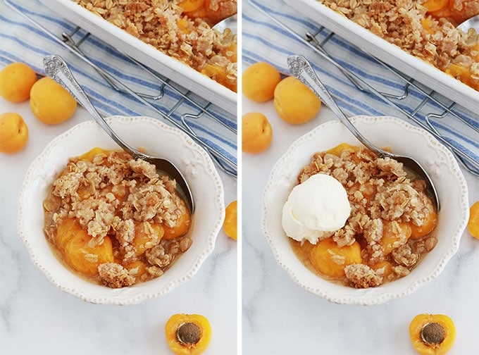 Crumble abricots et flocons d'avoine dans un bol avec ou sans boule de glace à la vanille