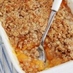 Crumble aux abricots et flocons d'avoine cuit dans un plat à gratin