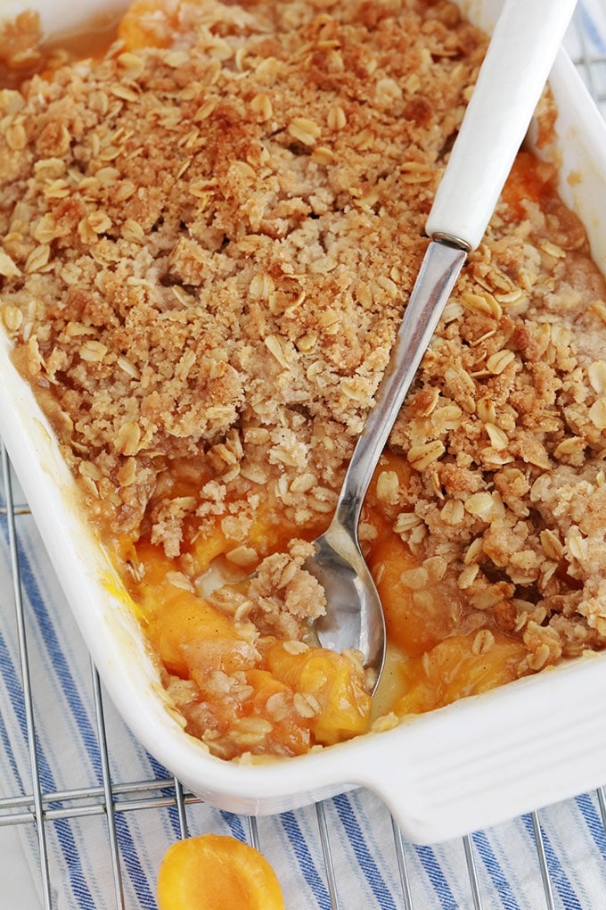 Crumble aux abricots et flocons d'avoine cuit dans un plat à gratin