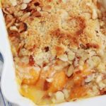 Crumble abricots frais amandes dans un plat