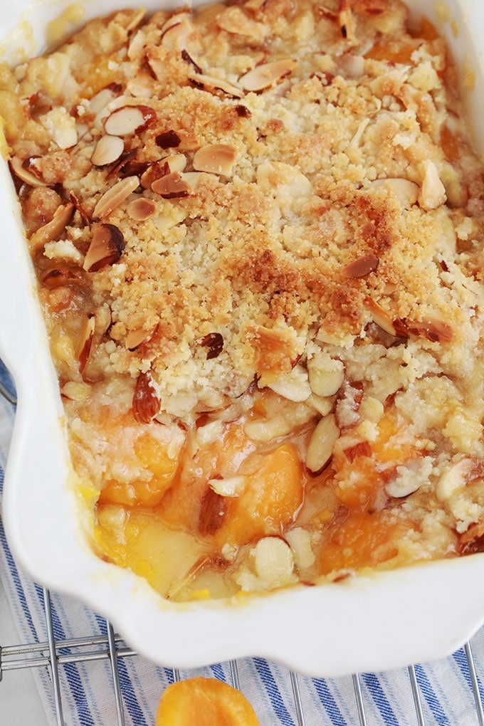 Crumble abricots frais amandes dans un plat