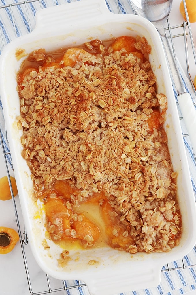 Crumble aux abricots et flocons d'avoine cuit dans un plat à gratin