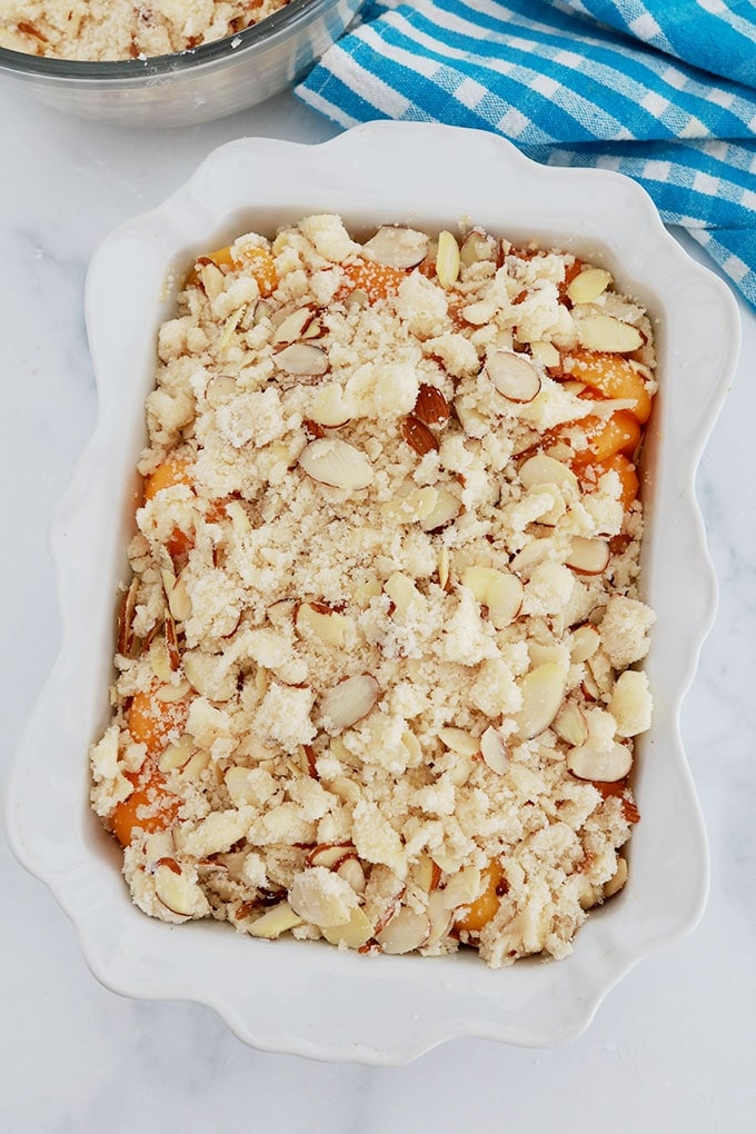 Crumble abricots amandes dans un plat avant cuisson