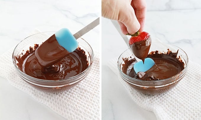 Chocolat noir fondu dans un bol et fraise trempee dans le chocolat fondu