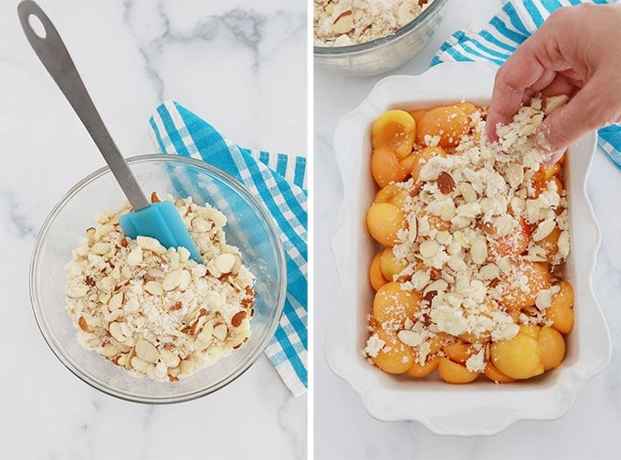 Pâte à crumble aux amandes dans un bol et pâte à crumble parsemée sur une garniture d'abricots frais dans un plat allant au four