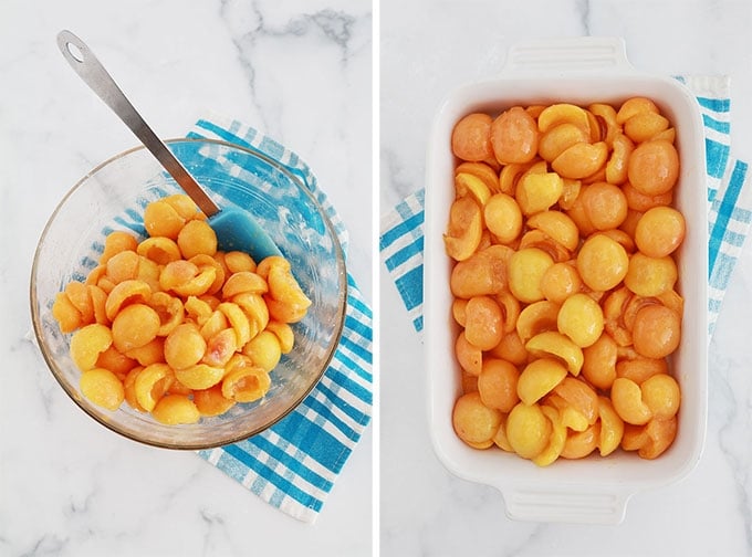 Garniture aux abricots pour crumble dans un bol et au fond d'un plat à gratin