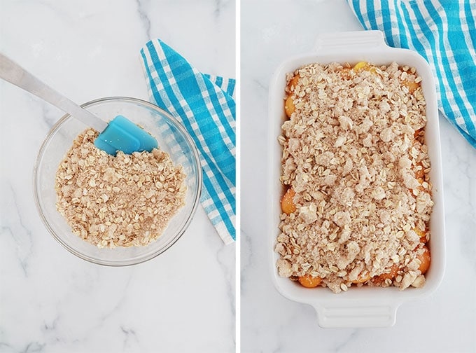 Pâte à crumble aux flocons d'avoine dans un bol et sur une garniture d'abricots dans un plat à gratin