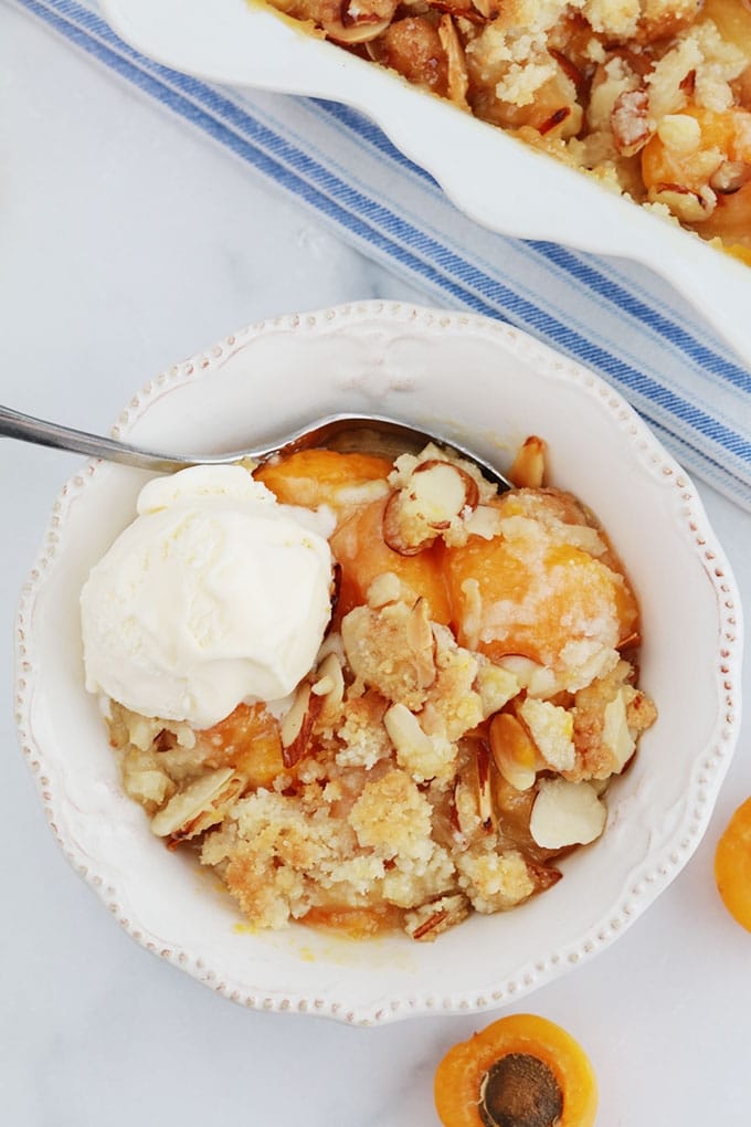 Crumble abricots frais amandes et boule de crème glacée dans un bol