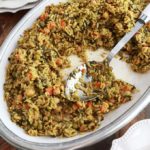 Riz aux légumes cuits à la vapeur servi dans un grand plat (pois chiches, épinards, petits pois, carottes, oignons, ail, épices, huile d'olive)