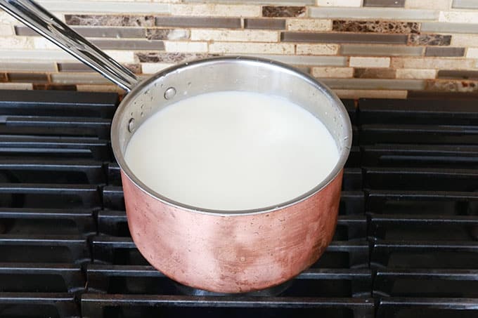 Lait dans une grande casserole sur le feu