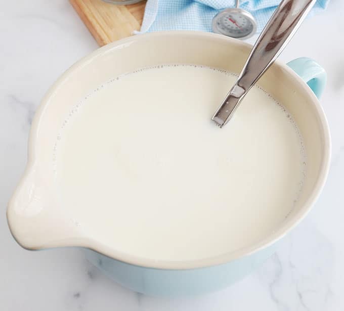 Lait dans un bol avec un bec verseur