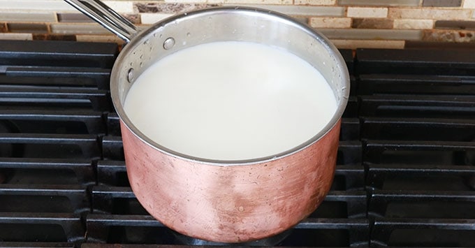 Lait dans une grande casserole sur la gazinière