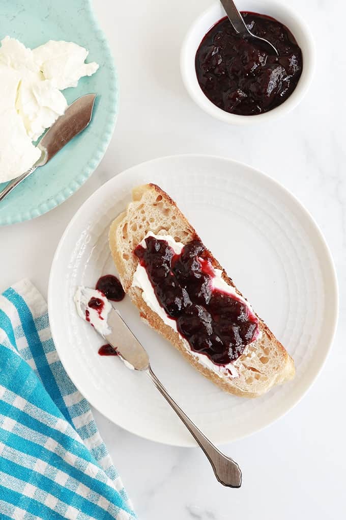 Labneh ou labne fromage blanc frais libanais sur une tranche de pain avec de la confiture