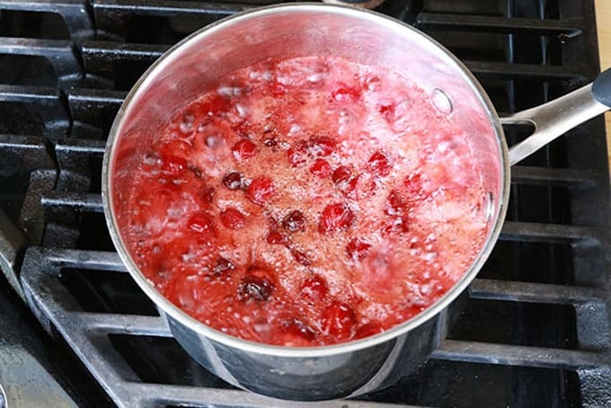 Cuisson de la sauce aux canneberges dans une casserole