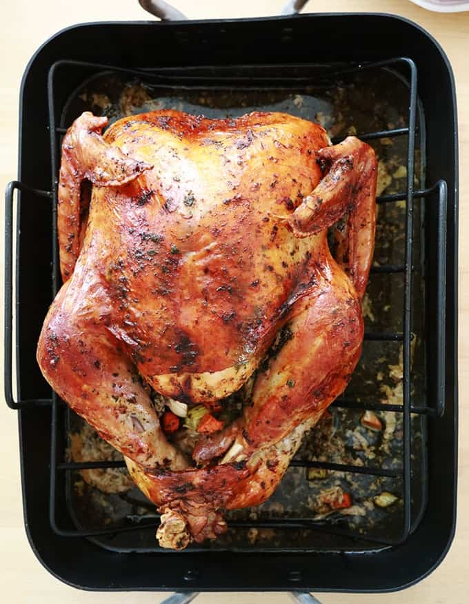 Dinde rôtie au four dans le plat de cuisson, sur une grille, avec jus au fond