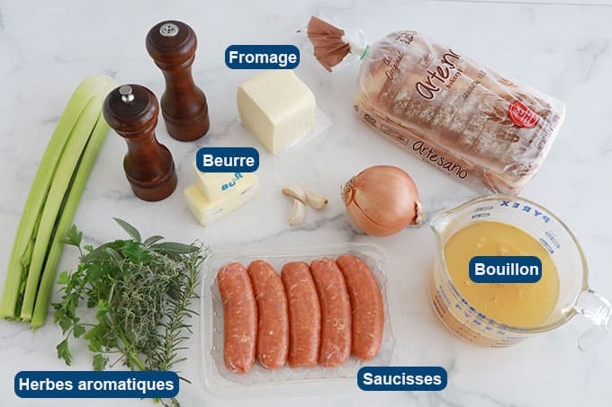 Ingrédients de la farce au pain, saucisse et fromage, bouillon, beurre, herbes, oignon, ail