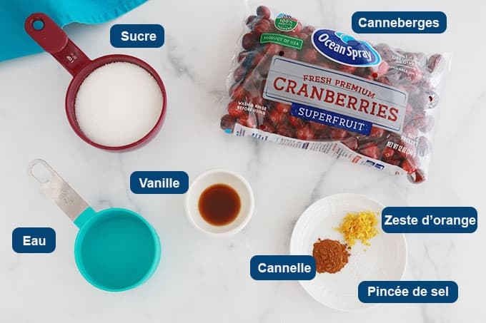 Ingrédients de la sauce aux canneberges (ou sauce aux cranberries) : cranberries, sucre, eau, vanille, cannelle, zeste de citron, pincée de sel