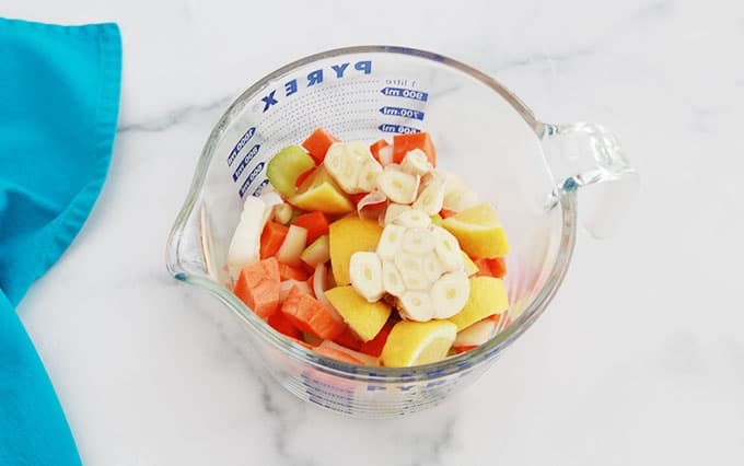 Légumes coupés dans un bol Pyrex