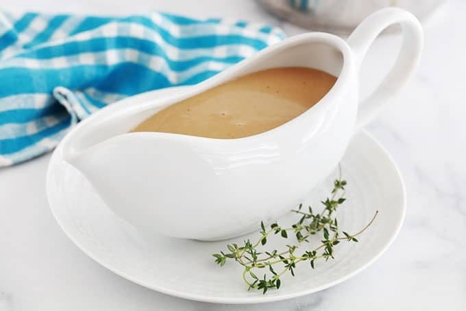 Sauce Gravy (sauce brune) dans une saucière