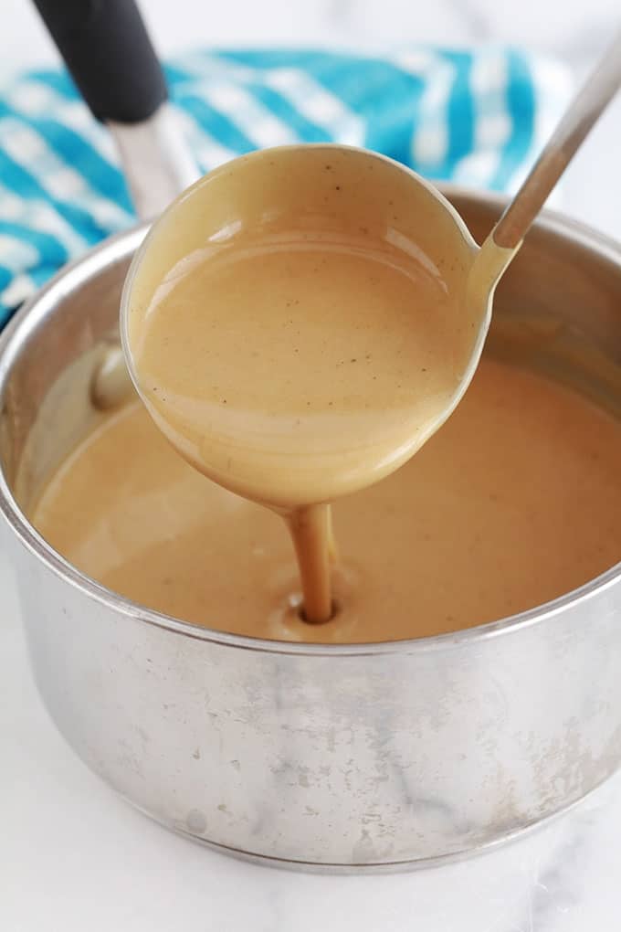 Sauce brune (sauce gravy) onctueuse dans une casserole