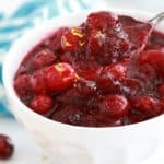 Dans un bol, sauce canneberges (ou sauce cranberries) faite maison