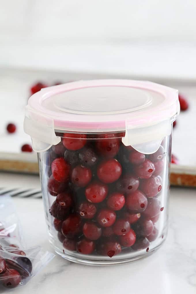 Canneberges (cranberries) pré-congelées dans un bocal en verre