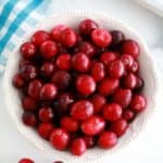 Canneberges fraîches dans un bol (cranberries ou atocas)