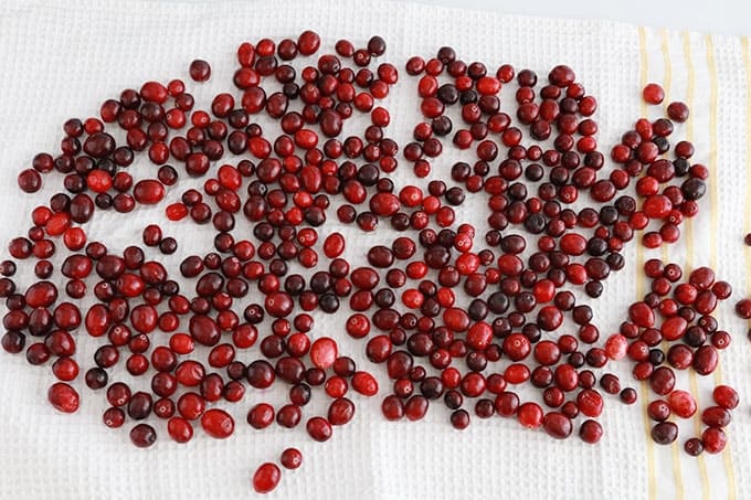 Canneberges (cranberries) sur un torchon