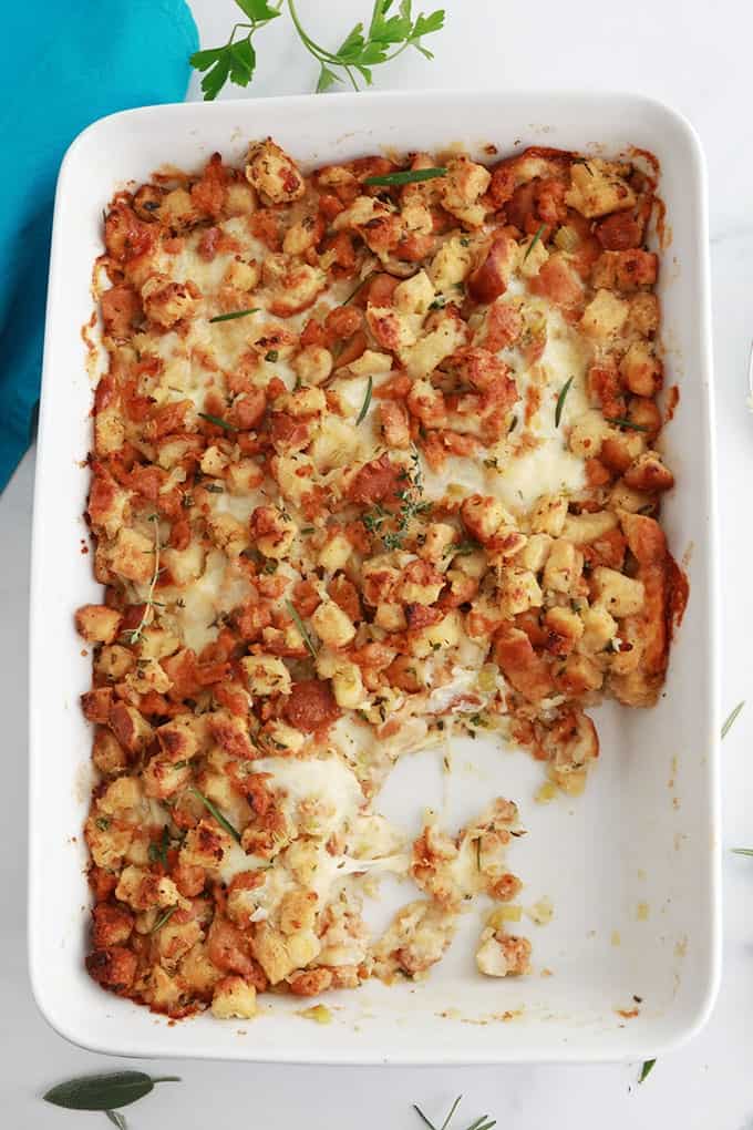 Dans un plat à gratin, une farce au pain chair à saucisse et fromage cuite à part (Stuffing du Thanksgiving)