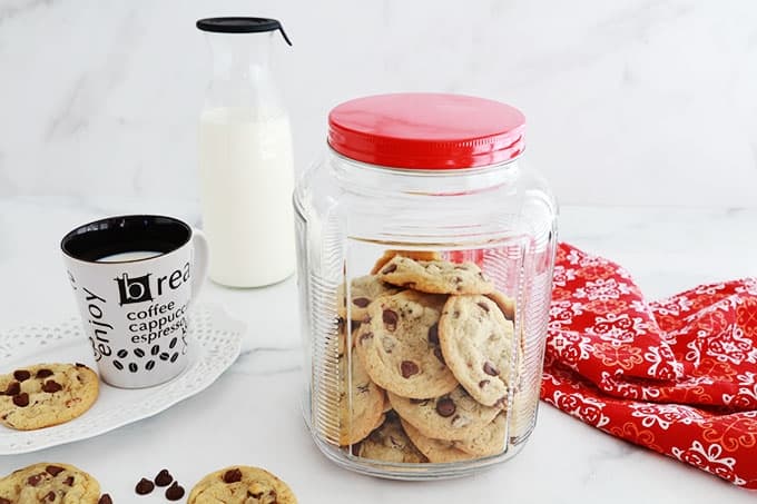 Cookies moelleux aux pépites de chocolat dans une boîte à cookies hermétique