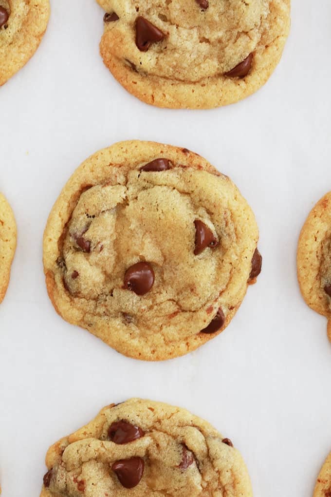 Sur une plaque de cuisson, cookie moelleux aux pépites de chocolat