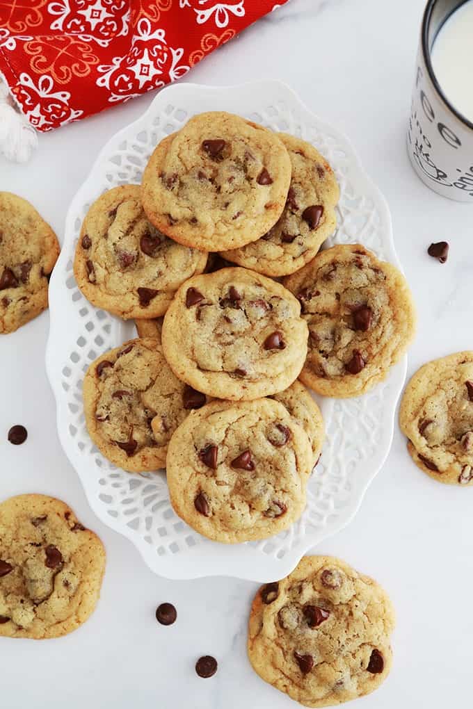 Dans une assiette, des cookies américains aux pépites de chocolat (biscuits aux brisures de chocolat)