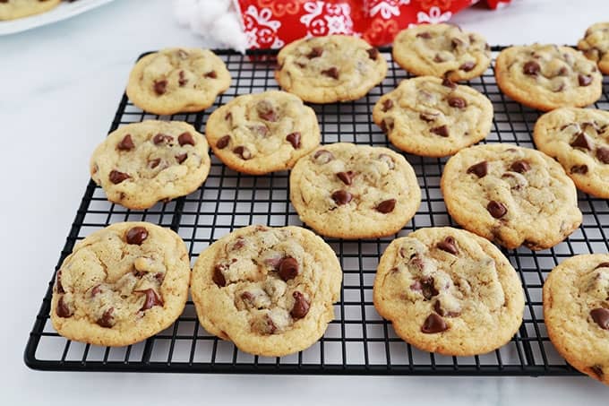 Cookies americains aux pepites de chocolat sur une grille