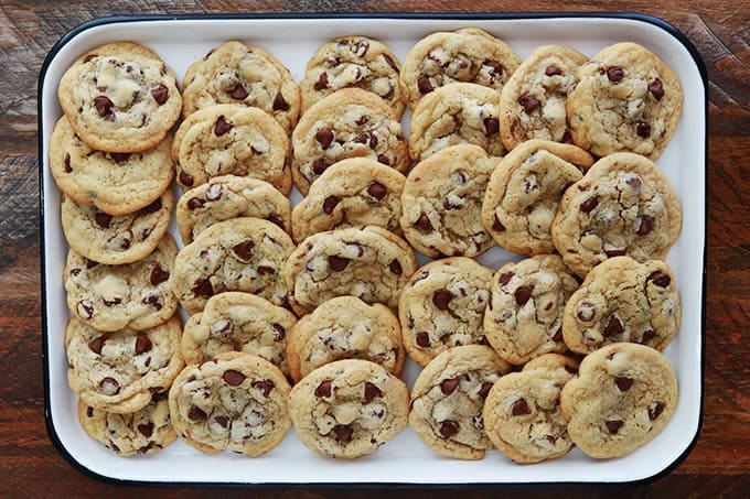 Cookies moelleux américains aux pépites de chocolat dans une plaque