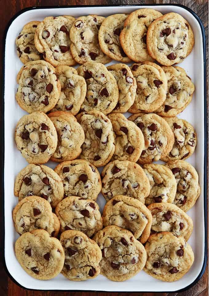 Dans une plaque, des cookies moelleux aux pepites de chocolat (soft chocolate chip cookies)
