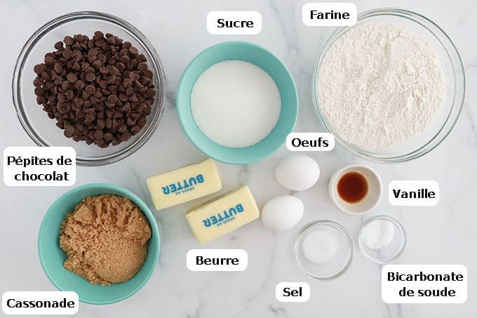 Ingrédients des cookies moelleux aux pépites de chocolat : sucre, cassonade, beurre, farine, oeufs, bicarbonate de soude, vanille, sel, pépites de chocolat