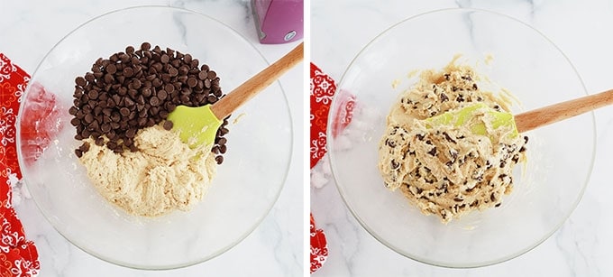 Dans un bol, pâte à cookies et pépites de chocolat