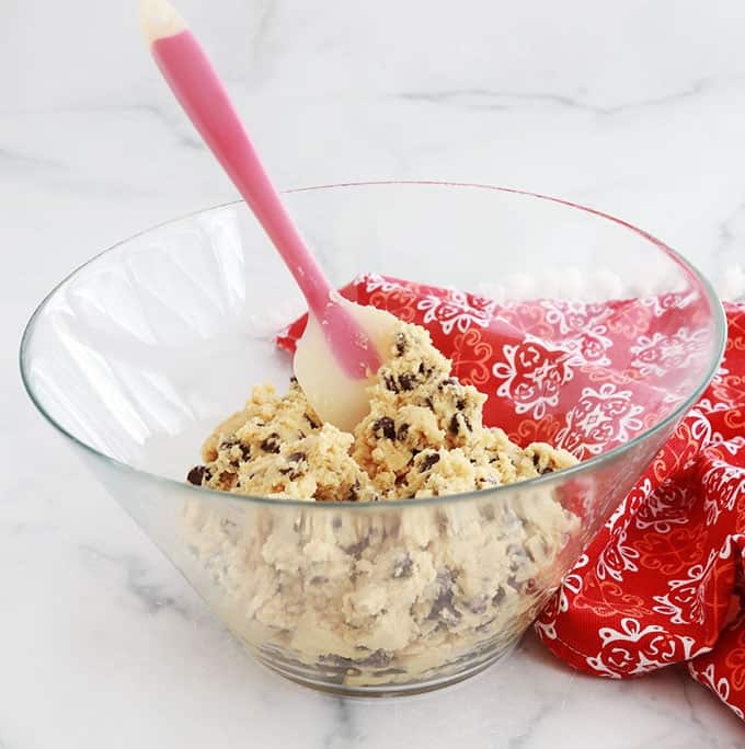 Dans un bol, pâte à cookies aux pépites de chocolat