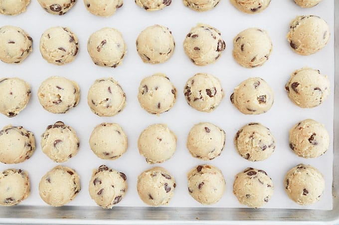 Boules de pâte à cookies crue sur une plaque, fermes et solides durcies au congélateur