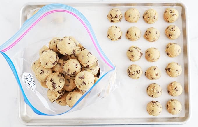 Boules de pâte à cookies aux pépites de chocolat fermes et solides rangées dans un sac de congélation prêtes à être congelées